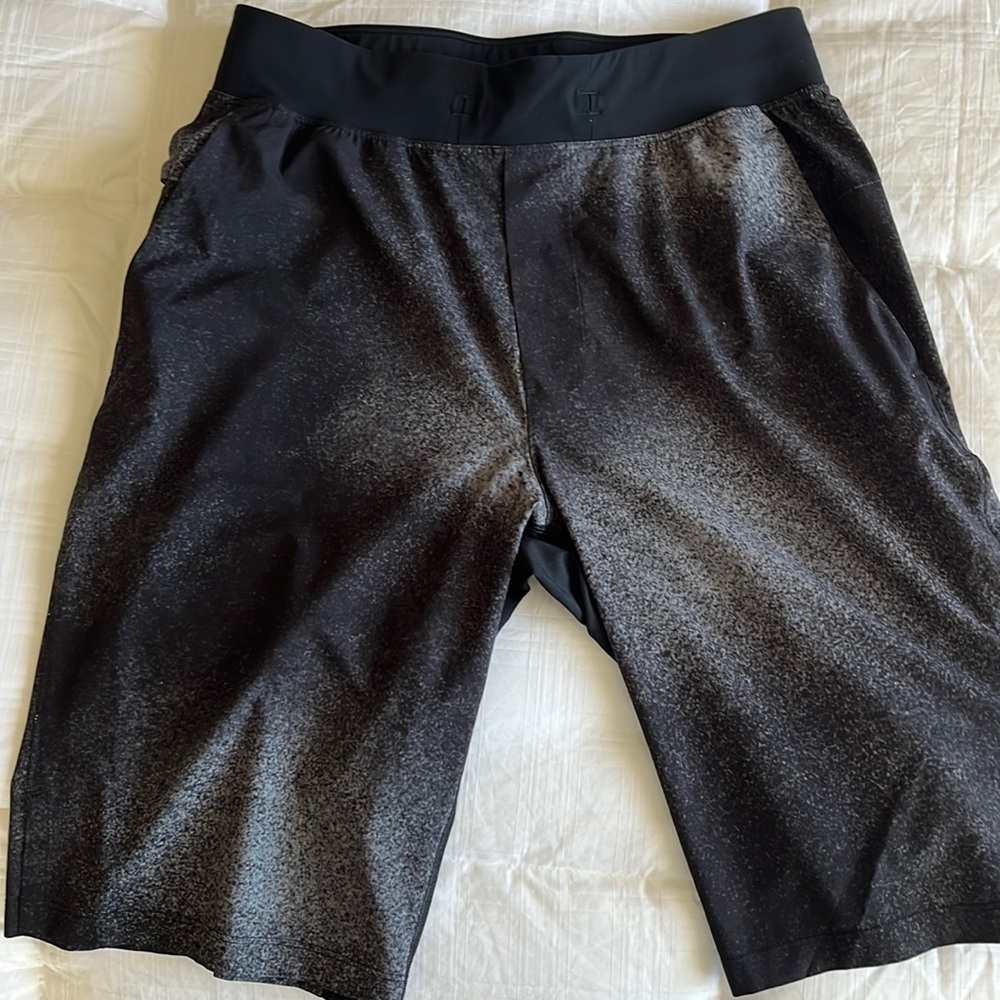 Men’s Medium Black/Grey Lululemon shorts
